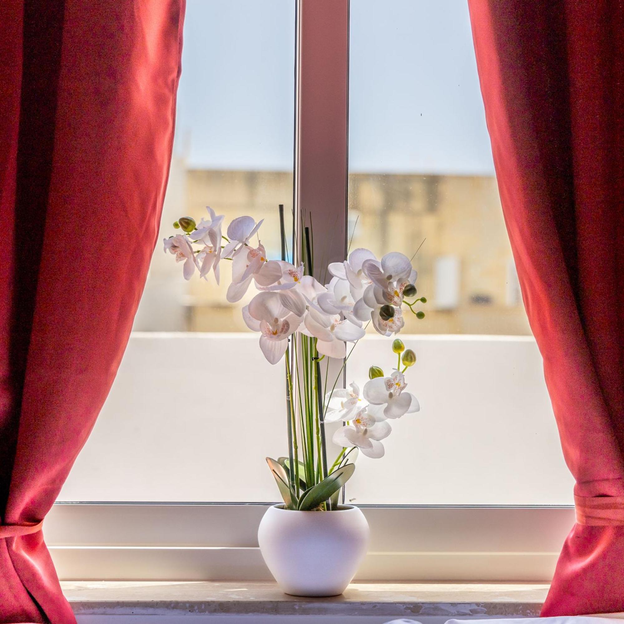 Sleek & Stylish 2Br Accommodation With Large Private Terrace - Close To Saint Julian'S & Tigne Shopping Mall Sliema Exterior foto